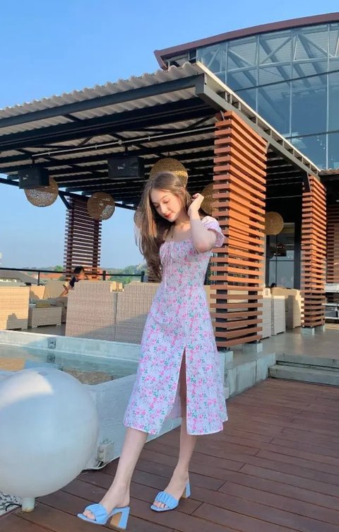 Potret Laura Moane dengan Dress Bunga/Instagram/@its_lauramoane2