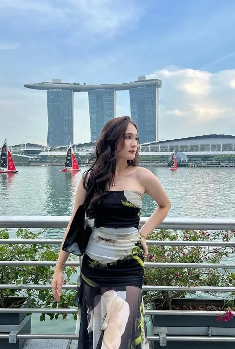 Potret Laura Moane dengan Dress Bunga/Instagram/@its_lauramoane2