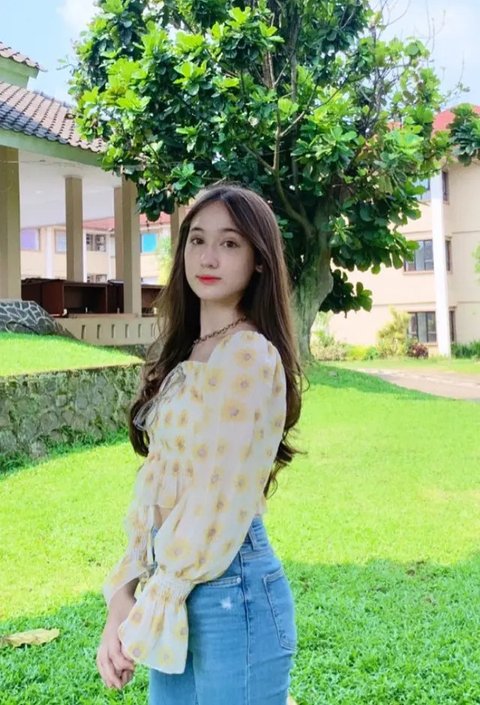 Potret Laura Moane dengan Dress Bunga/Instagram/@its_lauramoane2