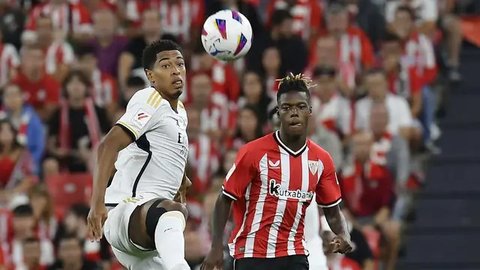 Pemain Real Madrid, Jude Bellingham, berebut bola dengan pemain Athletic Bilbao, Nico Williams, pada laga pekan ke-1 La Liga 2023/2024 di Stadion San Mames, Minggu (13/8/2023). Los Blancos