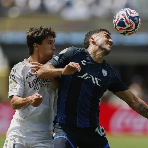 Gonzalo Garcia (kiri) dari Real Madrid dan Federico Pereira dari Pachuca berduel memperebutkan bola dalam pertandingan Grup H Piala Dunia Antarklub antara Real Madrid dan Pachuca di