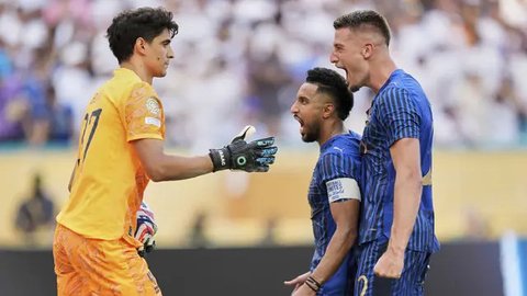 Kiper Al Hilal, Yassine Bounou (kiri) melakukan selebrasi dengan rekan setimnya setelah menggagalkan tendangan penalti pemain Real Madrid, Federico Valverde dalam laga Grup H Piala Dunia