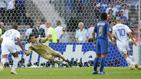 Zinedine Zidane. Eks gelandang serang Prancis yang pensiun pada Juli 2006 ini menjadi pemain ketiga yang melakukan eksekusi penalti dengan gaya Panenka di Piala Dunia. Momen itu terjadi saat