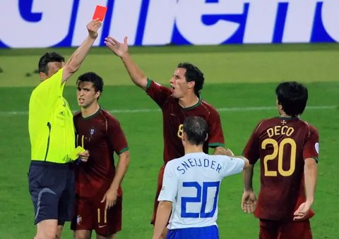 Wasit Rusia, Valentin Ivanov (kiri), memberikan kartu merah kepada gelandang Portugal, Deco, pada laga kontra Belanda di 16 besar Piala Dunia 2022. (AFP/Odd Andersen)
