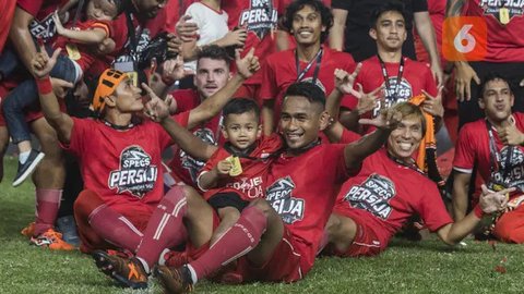 Gelandang Persija Jakarta, Ramdani Lestaluhu, bersama rekan-rekannya merayakan gelar juara Piala Presiden setelah mengalahkan Bali United di SUGBK, Jakarta, Sabtu (17/2/2018). Persija menang