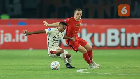 Pemain Persija Jakarta, Maciej Gajos (kanan) menempel ketat pemain Bali United, Ramdani Lestaluhu pada laga pekan ke-13 BRI Liga 1 2023/2024 di Stadion Patriot Candrabhaga, Bekasi, Minggu