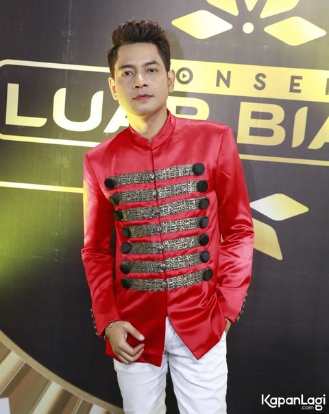 <p>Dalam keterangan yang ia unggah, pasca operasi retina maka penglihatannya tidak bisa kembali normal, hanya setidaknya bisa diperbaiki lebih baik dari sekarang.&nbsp;</p>