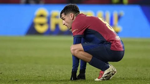 Gelandang Spanyol Barcelona #08, Pedri, terlihat terdefleksi pada akhir pertandingan Liga Spanyol antara FC Barcelona dan Club Deportivo Leganes SAD di Estadi Olimpic Lluis Companys di