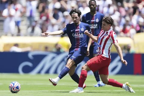 Vitinha (PSG) dan Julian Alvarez (Atletico Madrid) berebut bola dalam laga Club World Cup Grup B di Pasadena, California (AP Photo/Jae Hong)