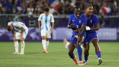 Bek Prancis U-23, Castello Lukeba (kedua kanan) dan Loic Bade merayakan kemenangan pertandingan sepak bola perempat final putra melawan Argentina U-23 dalam babak 8 besar Olimpiade Paris