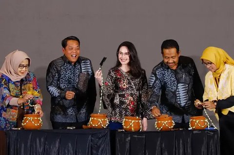 Batik Arumi Bachsin saat Hadiri Acara Cipta Karya di Surabaya (instagram.com/arumibachsin_94)