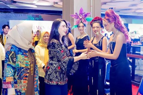Batik Arumi Bachsin saat Hadiri Acara Cipta Karya di Surabaya (instagram.com/arumibachsin_94)