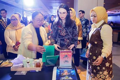 Batik Arumi Bachsin saat Hadiri Acara Cipta Karya di Surabaya (instagram.com/arumibachsin_94)