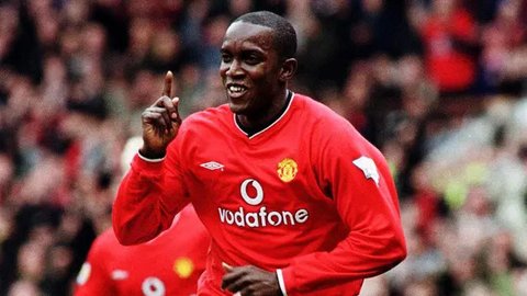 1. Dwight Yorke - Pria asal Trinidad and Tobago ini menjadi pemain Manchester United pertama yang meraih penghargaan Sepatu Emas Premier League yaitu pada musim 1998/1999. Saat itu ia sukses