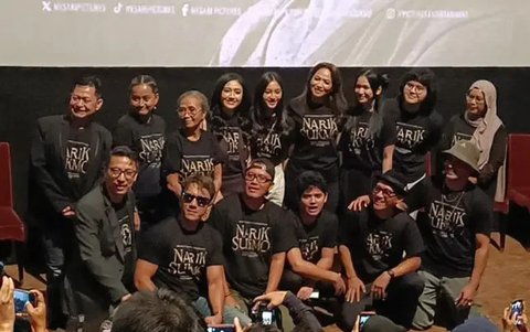 Para pemain film Narik Sukmo termasuk Febby Rastanty di XXI Epicentrum, Kuningan, Jakarta Selatan, Selasa (24/6/2025). (Via M. Altaf Jauhar)