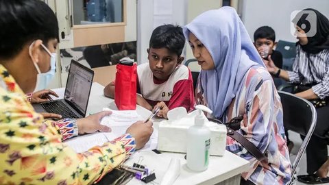 Puluhan anak mengikuti Sunatan Massal yang digelar oleh Pemerintah Provinsi DKI Jakarta di RSUD Kebayoran Baru, Jakarta Selatan, Kamis (26/6/2025). (Liputan6.com/Herman Zakharia)