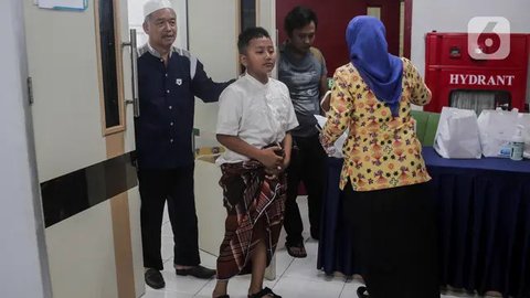 Terdapat empat kegiatan yang dilaksanakan dalam Bakti Sosial Kesehatan, yaitu Kanker Serviks, Deteksi Dini, Operasi Bibir Sumbing dan Sunat Massal. (Liputan6.com/Herman Zakharia)