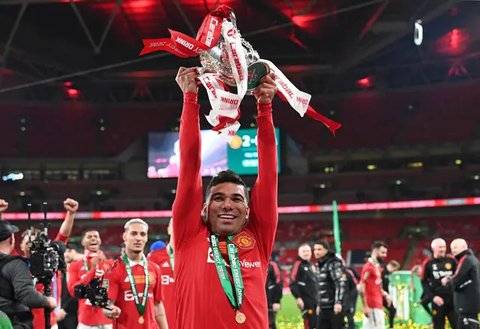 Gelandang Manchester United, Casemiro mengangkat trofi Carabao Cup 2022/2023 selama perayaan juara usai mengalahkan Newcastle United pada laga final di Stadion Wembley di London, Senin dini