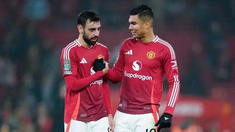 Pemain Manchester United, Bruno Fernandes dan Casemiro, merayakan kemenangan atas Leicester City pada pertandingan babak 16 besar Carabao Cup di Stadion Old Trafford, Kamis (31/10/2024). (AP