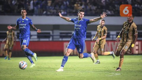 Pemain Persib Bandung, Nick Kuipers pada laga lanjutan pekan ke-3 BRI Liga 1 2023/2024 antara Persib Bandung melawan Dewa United FC di Stadion Gelora Bandung Lautan Api (GBLA), Bandung