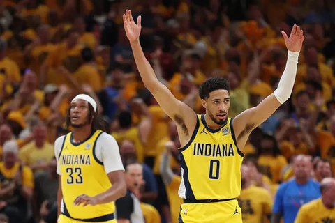 Pemain Pacers Tyrese Haliburton melakukan selebrasi saat melawan Thunder di game keenam NBA Finals 2025 (AFP)