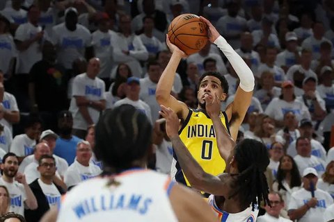 Aksi pemain Pacers Tyrese Haliburton saat melawan Thunder di NBA Finals 2025 (AFP)