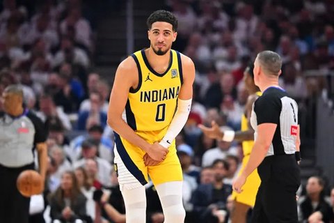 Selebrasi pemain Indiana Pacers Tyrese Haliburton saat membungkam Cleveland Cavaliers di semifinal wilayah NBA 2025 (AFP)