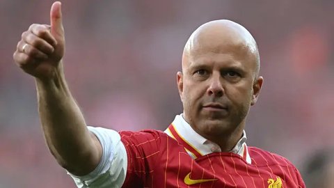 Pelatih Liverpool, Arne Slot, mengacungkan jempolnya saat melakukan selebrasi setelah timnya dipastikan menyabet gelar juara Liga Inggris 2024/2025 setelah mengalahkan Tottenham Hotspur di