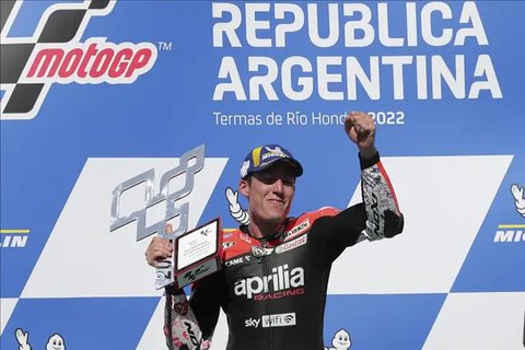 Pembalap Aprilia Racing, Aleix Espargaro, berhasil meraih podium juara MotoGP Argentina di Sirkuit Termas de Rio Hondo, Senin (4/4/2022) dini hari WIB. (AP Photo/Nicolas Aguilera)