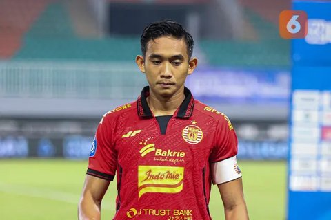 Rizky Ridhosaat Persija Jakarta bertanding melawan Semen Padang pekan ke-30 Liga 1 2024/2025 di Stadion Pakansari, Kabupaten Bogor, Minggu (27/4/2025). (Bola.com/Abdul Aziz)