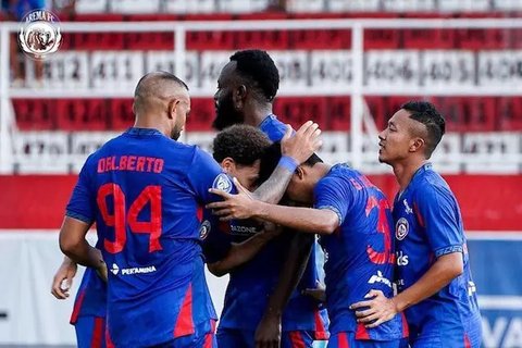 Pemain Arema FC merayakan gol ke gawang PSBS Biak pada laga BRI Liga 1 2024/2025. (c) Dok. Arema FC