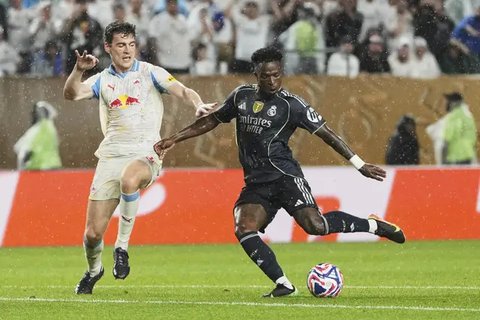 Penyerang Real Madrid, Vinicius Junior (kanan), mencetak gol pertama timnya ke gawang Salzburg dalam laga Grup H Piala Dunia Antarklub di Philadelphia,Jumat(27/6/2025). (AP Photo/Matt