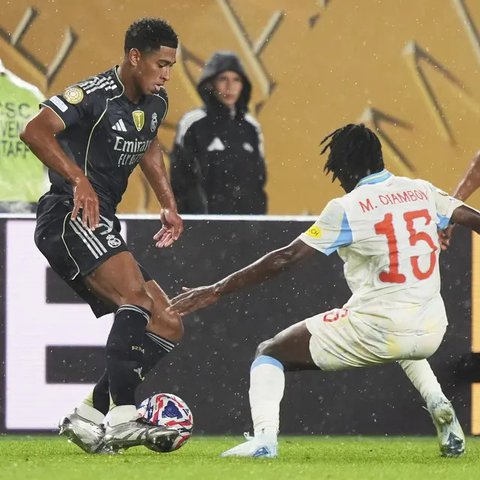 Pemain Real Madrid, Jude Bellingham (kiri), berebut bola dengan gelandang Salzburg, Mamady Diambou, dalam laga Grup H Piala Dunia Antarklub di Philadelphia,Jumat (27/6/2025). (AP