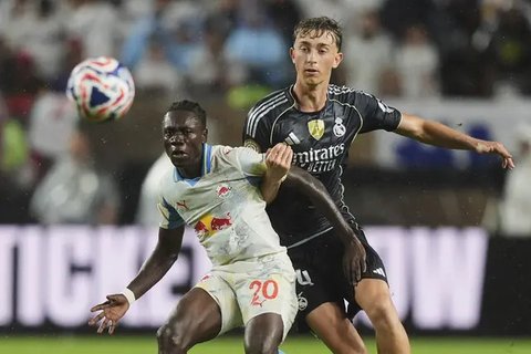 Pemain Real Madrid, Dean Huijsen (kanan), berebut bola dengan pemain Salzburg, Edmund Baidoo, dalam laga Grup H Piala Dunia Antarklub di Philadelphia,Jumat (27/6/2025). (AP Photo/Matt