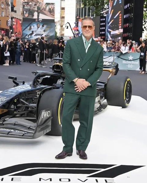 Lihat di sini gaya Brad Pitt hadiri premiere film Formula 1. [@bradpittofflcial].