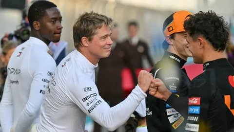 Aktor AS, Brad Pitt (tengah), yang sedang syuting untuk film F1 yang disutradarai oleh Joseph Kosinski, menyapa pembalap McLaren asal Inggris, Lando Norris, saat tiba sebelum dimulainya