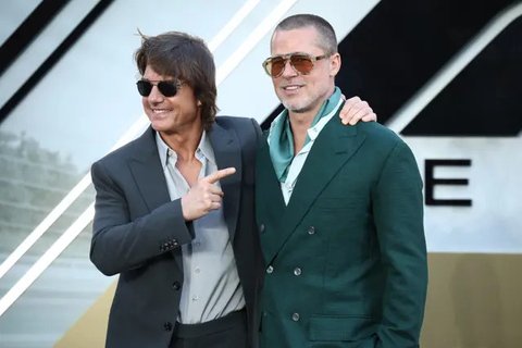 Potret Tom Cruise - Brad Pitt dalam premier film F1. (HENRY NICHOLLS / AFP)
