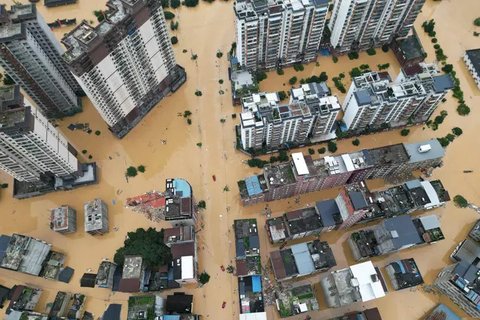 Sebuah foto udara menunjukkan bangunan-bangunan yang terendam banjir di Rongjiang, provinsi Guizhou, barat daya China pada 24 Juni 2025. (AFP/China OUT)