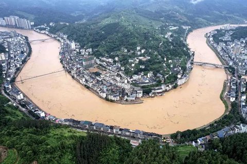 Dilaporkan enam orang tewas akibat banjir yang menggenangi provinsi Guizhou, barat daya China, Kamis (26/6/2025). Tampak dalam foto pemandangan udara gedung-gedung dan jalan-jalan yang terendam banjir di Congjiang, provinsi Guizhou barat daya China pada 25 Juni 2025. (AFP/China OUT)