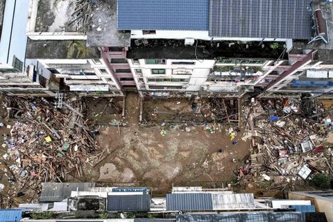 Banjir diketahui telah merendam wilayah itu sejak awal pekan ini. Tampak dalam foto pemandangan udara bangunan yang rusak dan puing-puing akibat banjir di Congjiang, provinsi Guizhou barat daya China pada 25 Juni 2025. (AFP/China OUT)