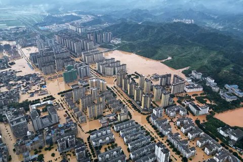 Sebelumnya dilaporkan 80.900 orang mengungsi akibat banjir yang melanda daerah Rongjiang, Guizhou, barat daya China sejak Selasa 24 Juni 2025. Tampak dalam foto udara yang menunjukkan bangunan-bangunan yang terendam banjir di Rongjiang, provinsi Guizhou barat daya China pada 24 Juni 2025. (AFP/China OUT)