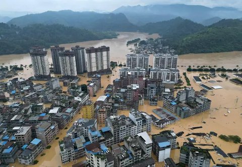 Tanggap darurat pengendalian banjir di wilayah tersebut sempat dinaikkan ke Level I, yang merupakan tingkat tertinggi. Tampak foto udara yang menunjukkan bangunan-bangunan yang terendam banjir di Rongjiang, provinsi Guizhou barat daya China pada 24 Juni 2025. (AFP/China OUT)