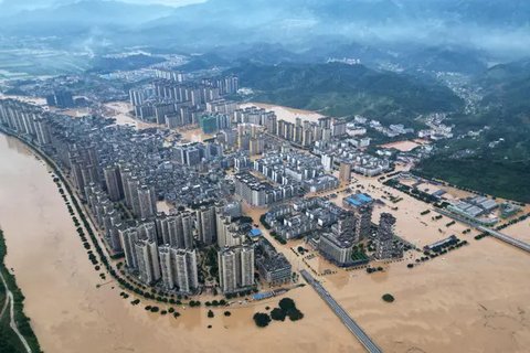 Kantor pusat pengendalian banjir setempat mengatakan bahwa saat ini ketinggian air di daerah itu telah turun di bawah tingkat peringatan. Pemulihan pasca-bencana dan rekonstruksi serta penyelidikan orang-orang yang terjebak terus dilaksanakan. Tampak foto udara menunjukkan bangunan-bangunan yang terendam banjir di Rongjiang, provinsi Guizhou barat daya China pada 24 Juni 2025. (AFP/China OUT)