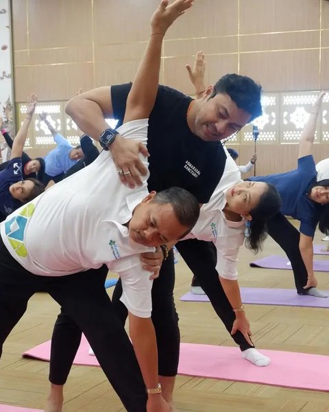 Anjasmara Olahraga Yoga (Instagram/@anjasmara)