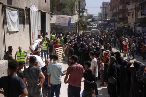 Warga Palestina beramai-ramai mendatangi pusat distribusi bantuan kemanusiaan yang didirikan oleh Save Youth Future Society (SYFS), yang bekerja sama dengan Program Pangan Dunia PBB (WFP), di Kota Gaza pada 26 Juni 2025. (BASHAR TALEB/AFP)