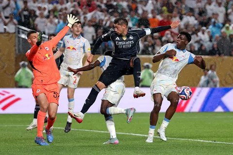 Gelandang Real Madrid, Federico Valverde, melompat menyambut bola saat bertanding melawan RB Salzburg pada lanjutan Piala Dunia Antarklub 2025, Jumat (27/6/2025) pagi. (FRANCK FIFE / AFP)