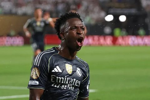 Pemain Real Madrid, Vinicius Jr, melakukan selebrasi seusai membobol gawang Salzburg pada lanjutan Piala Dunia Antarklub 2025, Jumat (27/6/2025) pagi. (FRANCK FIFE / AFP)