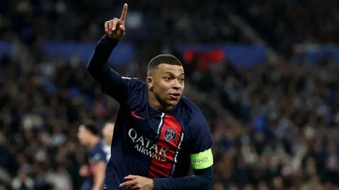 Penyerang Paris Saint-Germain (PSG), Kylian Mbappe merayakan gol kedua timnya saat pertandingan sepak bola leg kedua babak 16 besar Liga Champions melawan Real Sociedad di Stadion Anoeta