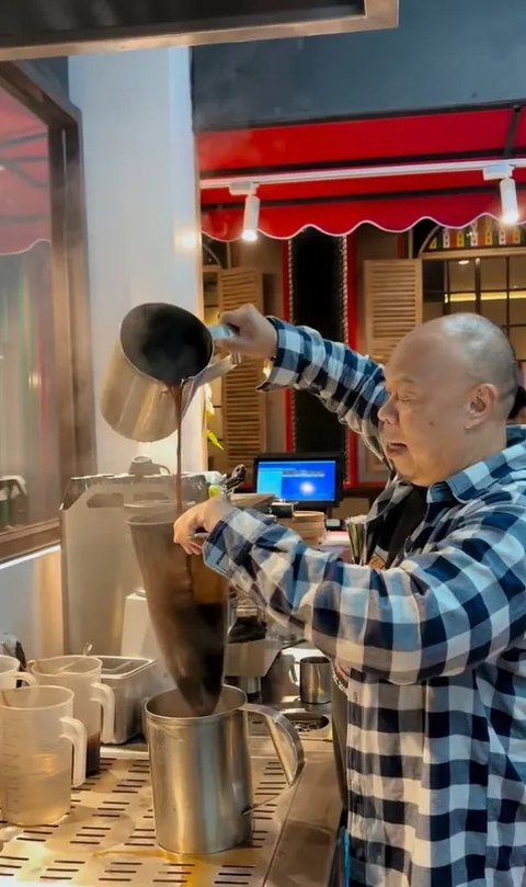 <p>Edwin kini sibuk menjalani usaha kuliner bernama &ldquo;Kopi Tarik Edwin&rdquo;. Restoran tersebut telah berkembang pesat dan memiliki empat cabang di Jakarta. Konsepnya yang mengusung suasana santai dan menu khas berhasil menarik perhatian banyak pelanggan. Usaha ini jadi salah satu sumber penghasilan utama Edwin saat ini.</p>