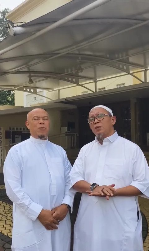 <p>Seiring waktu, Edwin memilih untuk mundur dari sorotan layar kaca. Bersama Jody, ia memutuskan untuk hijrah dan lebih mendekatkan diri pada kehidupan religius. Pilihan ini membuatnya absen cukup lama dari dunia hiburan, namun tak menghentikan kreativitas dan semangatnya untuk terus berkarya.</p>